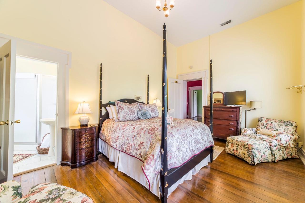 Bourbon Manor Bed & Breakfast Inn 巴兹敦 外观 照片