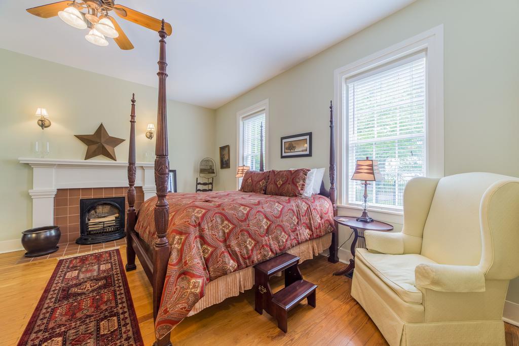 Bourbon Manor Bed & Breakfast Inn 巴兹敦 客房 照片