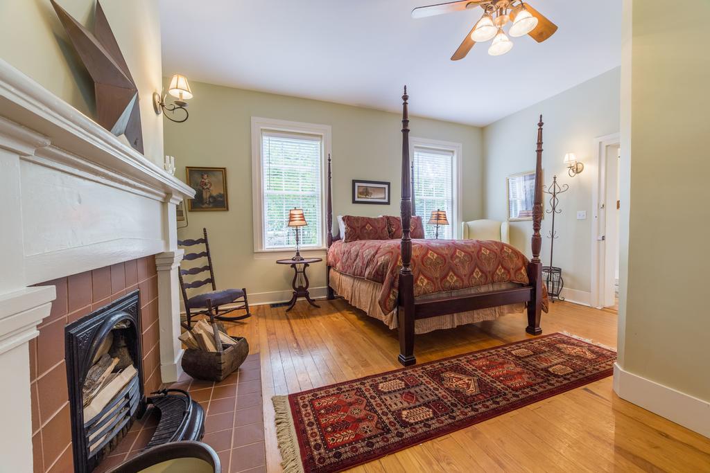 Bourbon Manor Bed & Breakfast Inn 巴兹敦 外观 照片